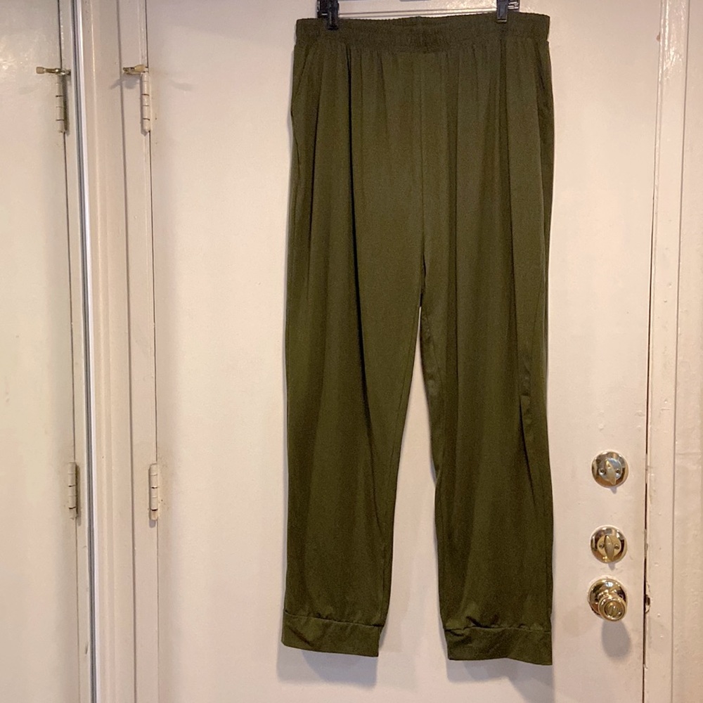 Tapa fashion casual pants. Olive green. Large side pockets. Elastic waist.